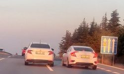 Eskişehir- Bursa yolunda birbirini sıkıştıran 2 araç trafiği tehlikeye attı