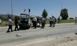 Hatay'da seyir halindeki iki otomobil çarpıştı: 1'i ağır 2 yaralı