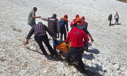 Helil Vadisi'nde ayağı kırılan vatandaş askeri helikopterle kurtarıldı