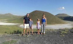 Hollandalı aile Meke Gölü ve Acıgöl'e hayran kaldı