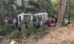 İzmir'de işçi servisi şarampole devrildi: 22 yaralı