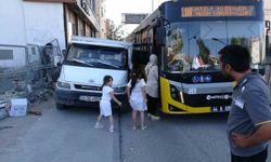 Kaldırıma park edilen kamyonet trafiği kilitledi, yol esnafın aracı itmesiyle açıldı