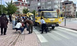 Kamyonetin altında kalan elektrikli bisiklette can pazarı: 3'ü çocuk 4 yaralı