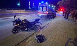Karaman'da kaldırımı aşarak karşı şeride geçen motosikletin sürücüsü ölümden döndü