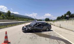 Kastamonu'da otomobil istinat duvarına çarptı: 2 yaralı