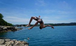 Kayalıklardan Karadeniz'in serin sularına atladılar