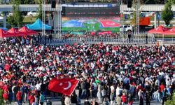 Kocaeli'de binlerce kişi milli maçı dev ekranda izledi