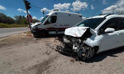 Kütahya'da ambulans hafif ticari araçla çarpıştı: 7 yaralı