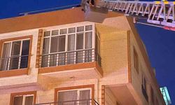 Lapseki'de 4 katlı apartmanda yangın: Çatıda mahsur kalan 4 kişi kurtarıldı