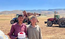 Mercimek tarlasında kavurucu sıcak altında doğum günü sürprizi