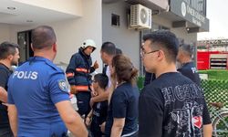 Mersin'de 10 katlı binada yangın: Sağlık ekipleri dumandan etkilenenlere müdahale etti