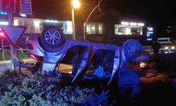 Motosiklet ile çarpışan otomobil takla atarak ters döndü: 1'i ağır 4 yaralı