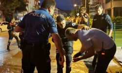 Öfkeli baba, kızını rahatsız eden gencin kulağını kesti: 1'i polis 2 yaralı