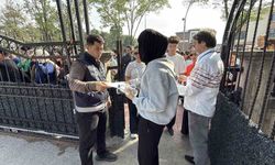 Öğrenciler sıralarda, veliler ise okulun çevresinde ter dökmeye başladı