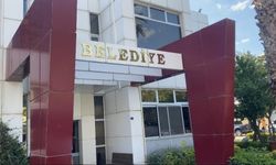 Seferihisar Belediyesine yönelik gerçekleştirilen rüşvet ve yolsuzluk soruşturması kapsamında adliyeye sevk edilen Seferihisar Belediye Başkanı İsmail Yetişkin tutuklandı.