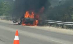 Seyir halindeki araç alevlere teslim oldu