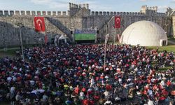 Tarihi Yedikule Hisarında milli takıma destek