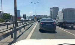 TEM'de para götüren motokurye düştü, yola saçılanları vatandaşlar topladı