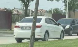 Ters şeritten giden otomobil, trafiği böyle kilitledi