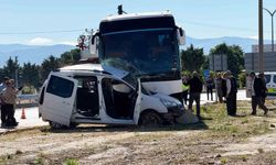 Tur otobüsü ile hafif ticari araç çarpıştı: Genç sürücü hayatını kaybetti
