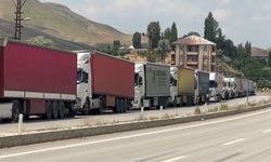 Türkiye-İran sınırında 5 kilometrelik tır kuyruğu oluştu