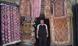 Yörük köylerinden topladığı halı ve kilimleri satarak geçmişi geleceğe taşıyor