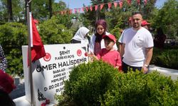 7 yaşındaki Ömer Halis Demir, ismini taşıdığı şehidi ilk kez ziyaret etti