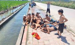 Adana'da çocukların kanal keyfi: Kaldırım plaja döndü
