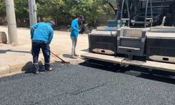Adıyaman'da 170 derecelik asfaltın seriminde işçilerin zorlu mesaisi
