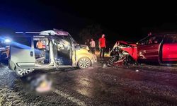Afyonkarahisar'da araçlar kafa kafaya çarpıştı: 2 ölü, 4 yaralı