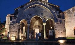 Akşamları ışıklandırılan Ayasofya ziyaretçileri hayran bırakıyor