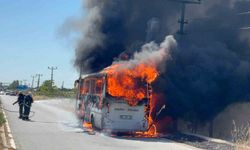 Antalya'da yolcu midibüsü alev alev yandı, sürücü yolcuları tahliye etti
