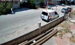 Aşırı sıcaktan etkilenen postacı motosikletiyle aydınlatma direğine çarptı