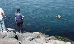 Avcılar'da intihar için kayalıklara çıkan şahıs, ikna edildiği sırada kayarak denize düştü