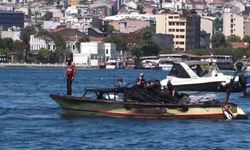 Balat sahilinde tekne alev alev yandı: Baba ve oğul denize atlayarak kurtuldu