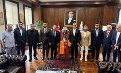 Başkan Dursun Özbek, Büyükçekmece'de Şampiyonlar Anıtı'na Galatasaray bayrağını çekti