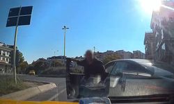 Beylikdüzü'nde trafik magandası taksicinin önünü kesip aracını yumrukladı