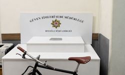 Beyoğlu'nda bisiklet çalan hırsız kamerada