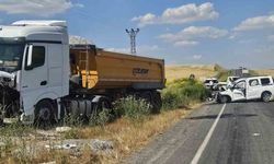 Bulanık'ta kamyonla kamyonet kafa kafaya çarpıştı: 2 ölü, 2 yaralı