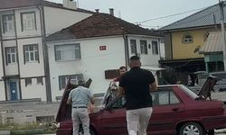 Dumanların yükseldiği otomobile duyarlı sürücü müdahale etti
