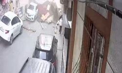 Esenler'de fırtınada çatı sokağa uçtu: Çocuklar çatının altında kalmaktan son anda kurtuldu