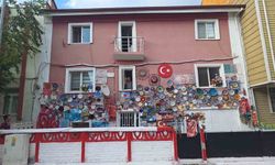 Evinin dış cephesini Kütahya'ya özgü çini tabaklarla kapladı