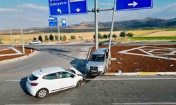 Hafif ticari araç otomobille çarpıştı: 7 yaralı