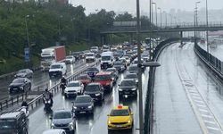 İstanbul'da etkili olan sağanak yağış trafikte yoğunluğa neden oldu