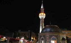 İzmir'de tüm camilerden aynı anda sela sesi yükseldi