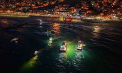 Karaburun sahili sarı-lacivert renklere büründü