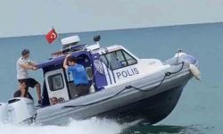 Karadeniz'in hırçın dalgaları arasında mahsur kalan yüzücüyü deniz polisi kurtardı