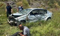 Kars'ta otomobil şarampole devrildi: 2 yaralı