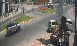 Kaza yapan motosiklet sürücüsü sinirini otomobilin camından çıkardı