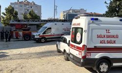 Küçükçekmece'de 3 aydır maaş alamayan işçiler inşaatın tepesine çıktılar